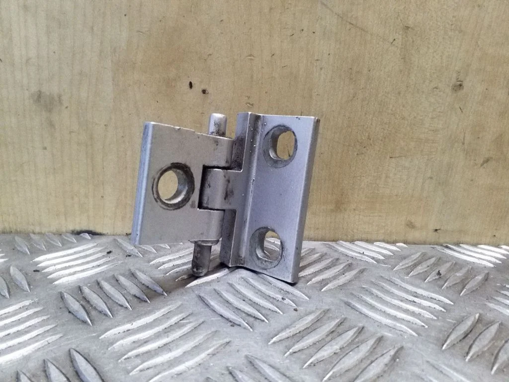 Zawias dolny drzwi tylnych – Volvo V70 (2000-2004)