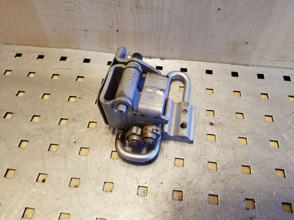 Rear door lower hinge 4B0833412E
