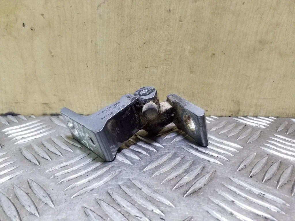 Aizmugurējā apakšējā eņģe 8K0831401B
