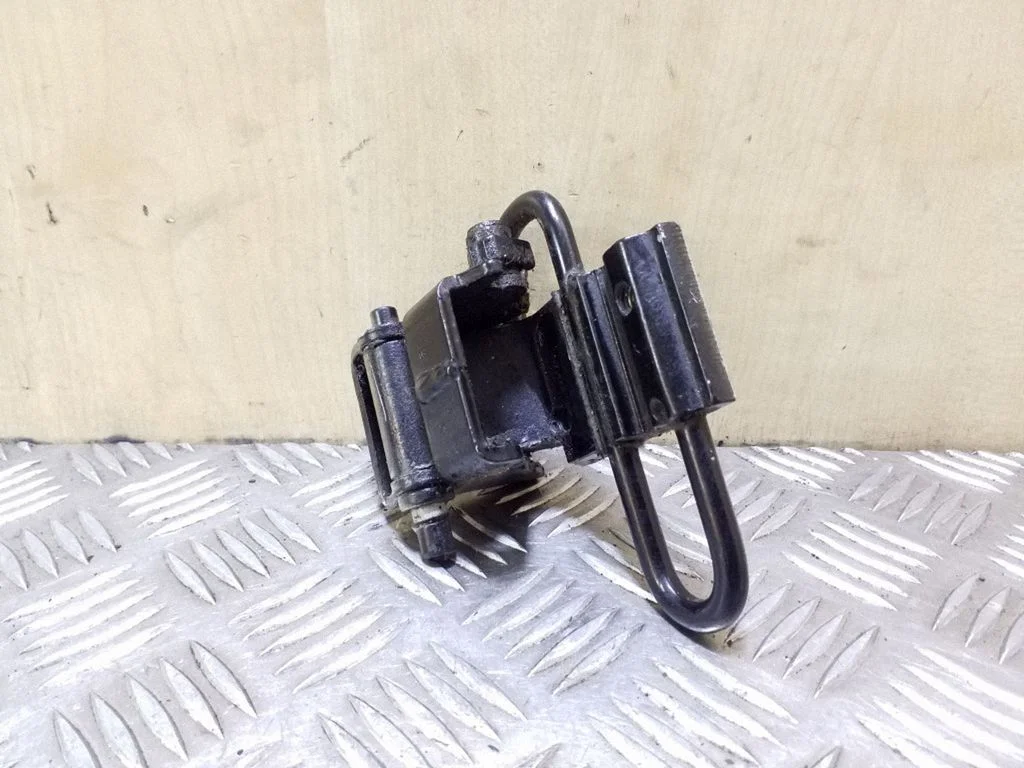Rear door lower hinge – Volkswagen Passat B5.5 (2001-2005)