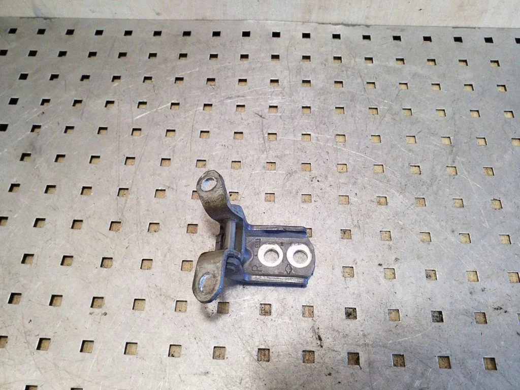 Rear door lower hinge – left