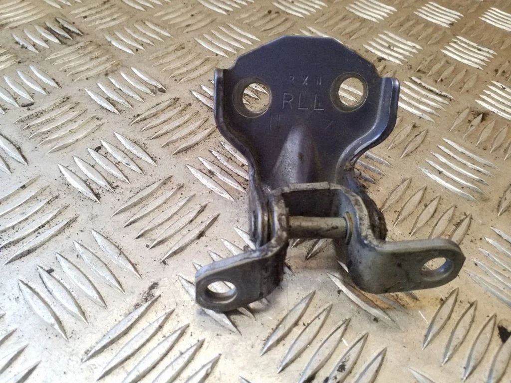 Rear door lower hinge – left
