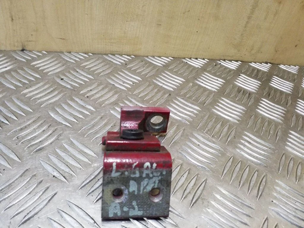 Aizmugurējā apakšējā eņģe 8Z0833401A
