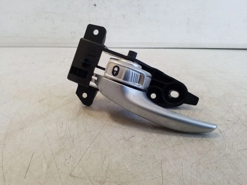 Rear door interior handle C390