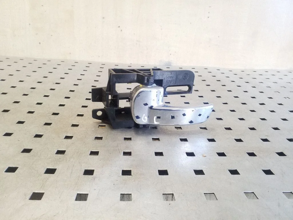 Tagaukse sisemine käepide – Nissan Qashqai (2010-2014)