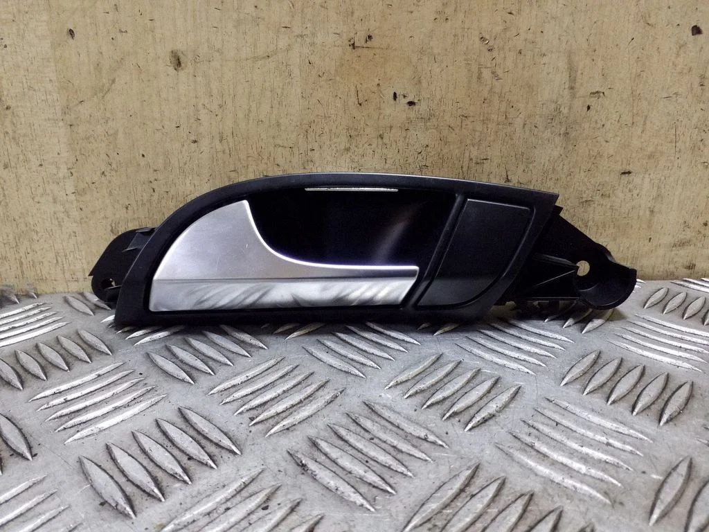 Klamka wewnętrzna drzwi tylnych 4L0837019