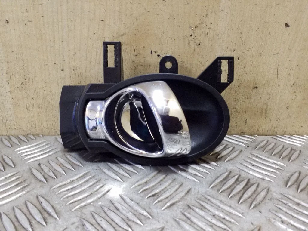 Tagaukse sisemine käepide – Nissan Juke I F15 (2010-2018)
