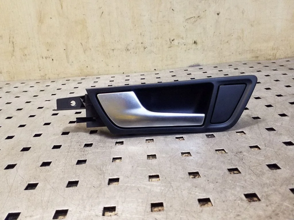 Tagaukse sisemine käepide – Audi Q5 SQ5 8R (2008-2017)