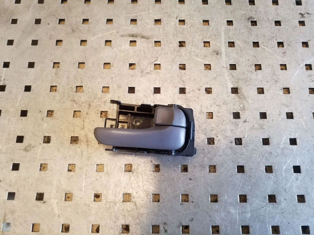 Rear door interior handle – Nissan Almera N16 (2000-2010)