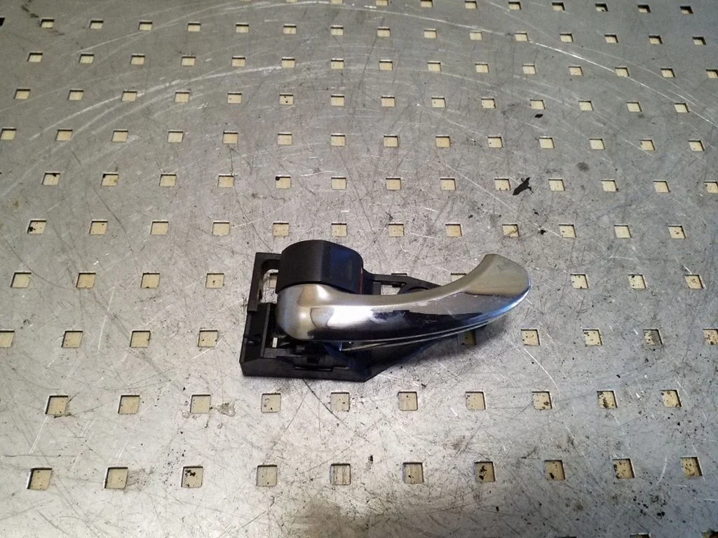 Tagaukse sisemine käepide – Toyota RAV 4 (XA30) (2006-2016)