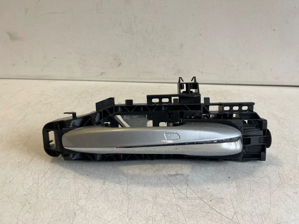 Aizmugurējo durvju ārējais atvēršanas rokturis – Mercedes-Benz EQC (2019-)