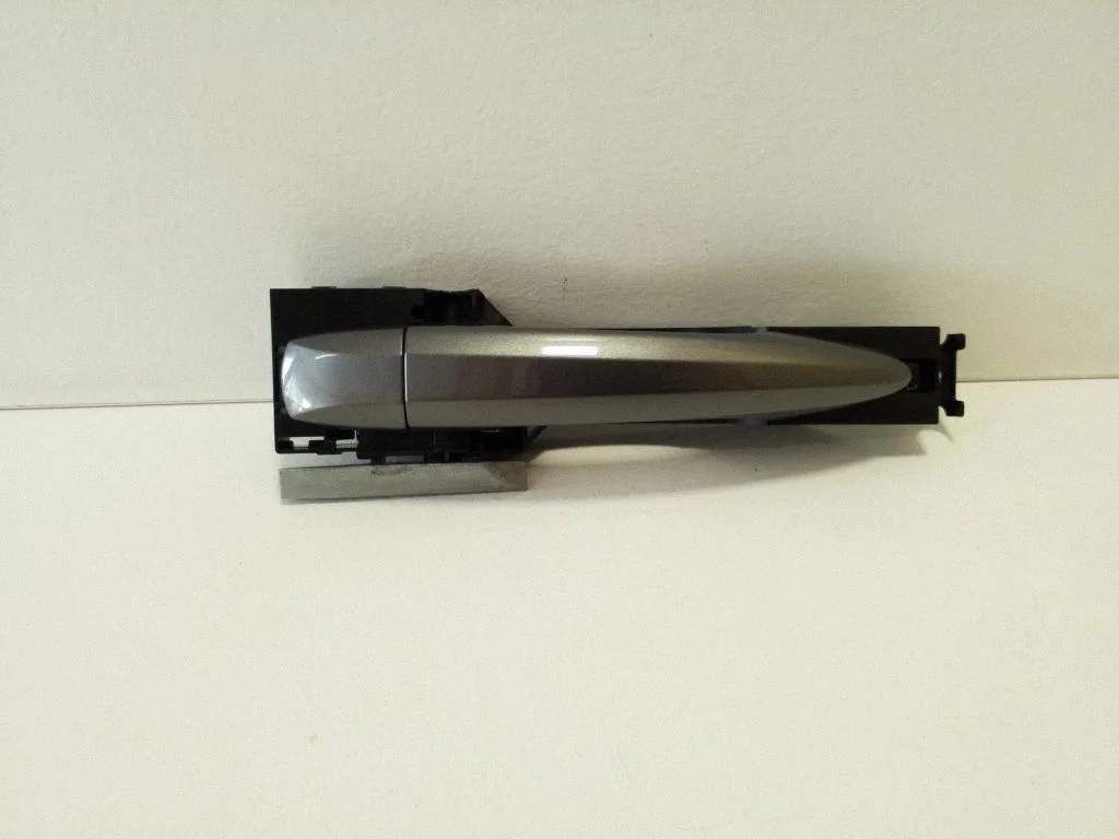 Tagaukse välimine käepide 826116UA0A