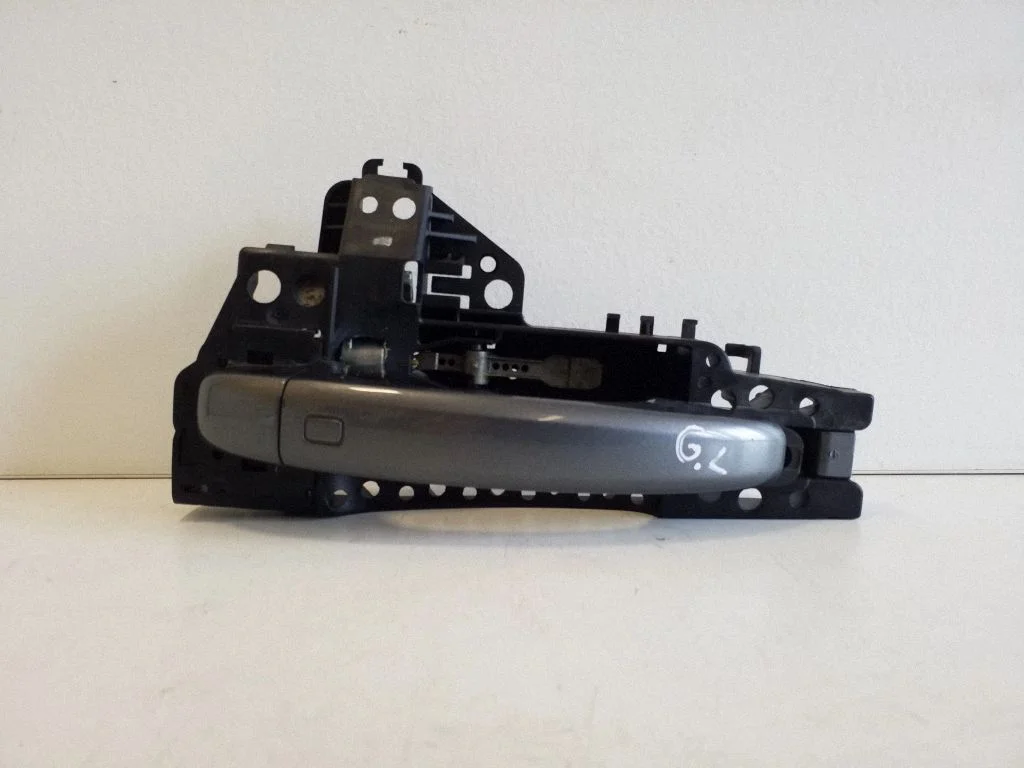 Aizmugurējo durvju ārējais atvēršanas rokturis 8T01837885A