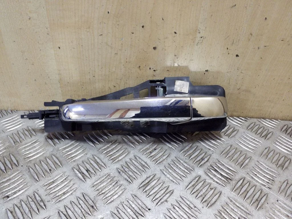 Tagaukse välimine käepide 04589887AD
