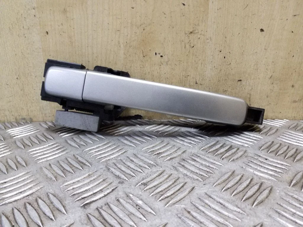 Tagaukse välimine käepide 80611EB300