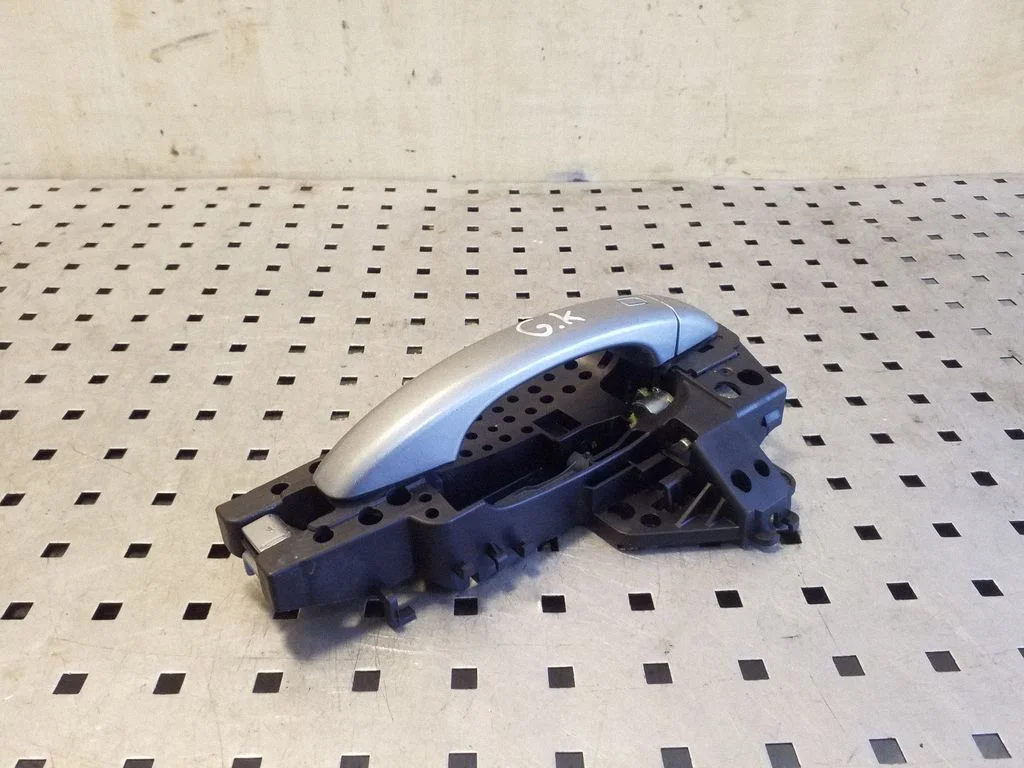 Aizmugurējo durvju ārējais atvēršanas rokturis – kreisā
