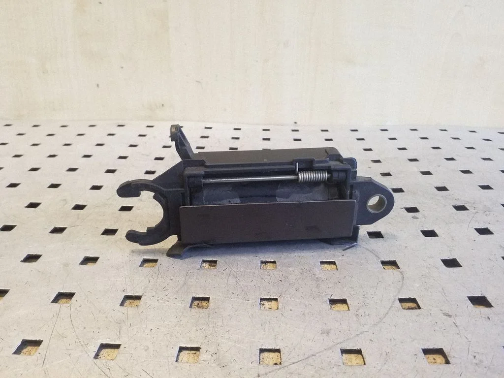 Tagaukse välimine käepide 8D0837208A