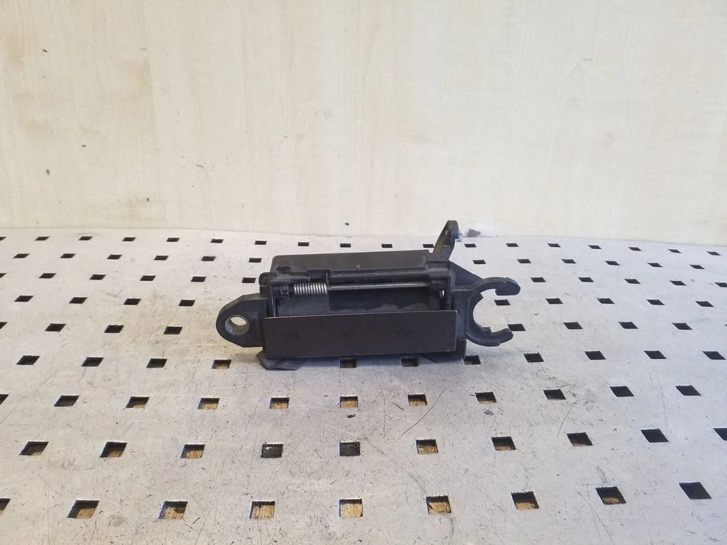 Tagaukse välimine käepide 8D0837207A