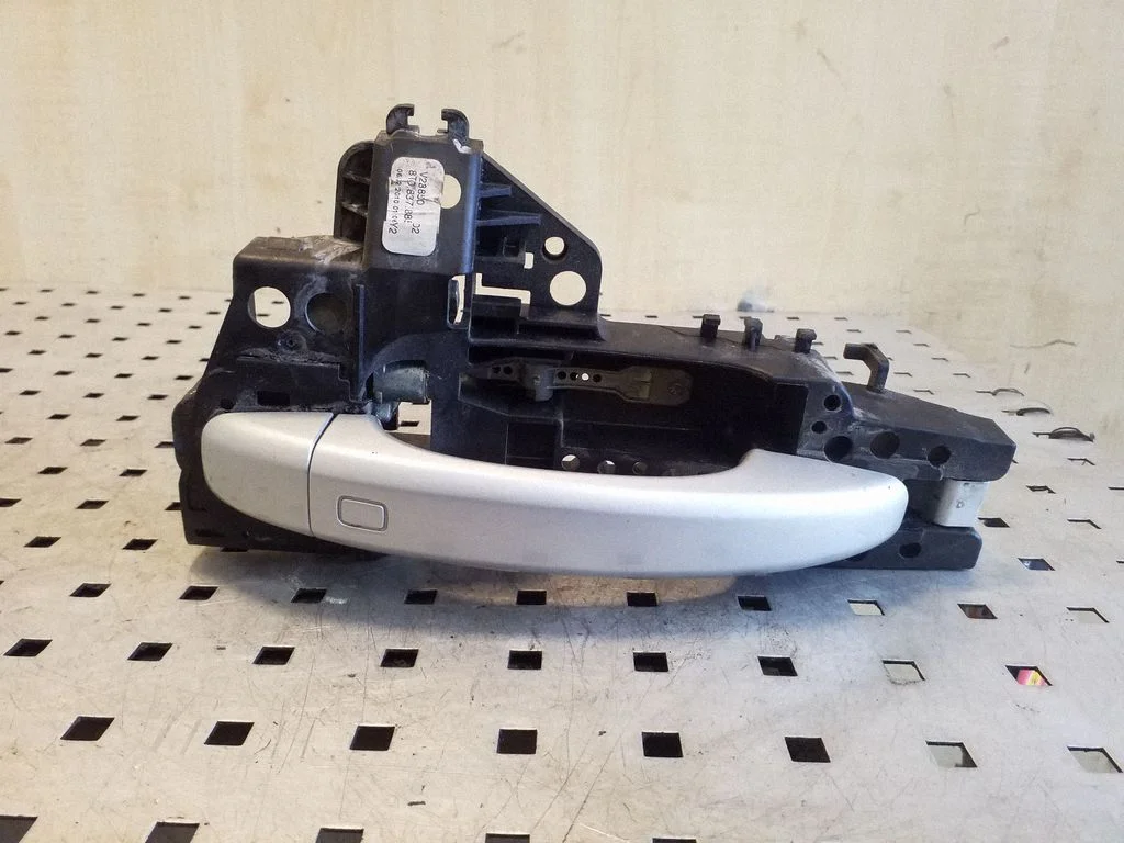 Tagaukse välimine käepide 8T01837885A