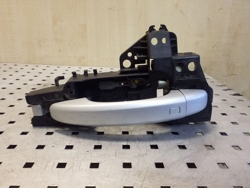 Tagaukse välimine käepide 8T0837886B