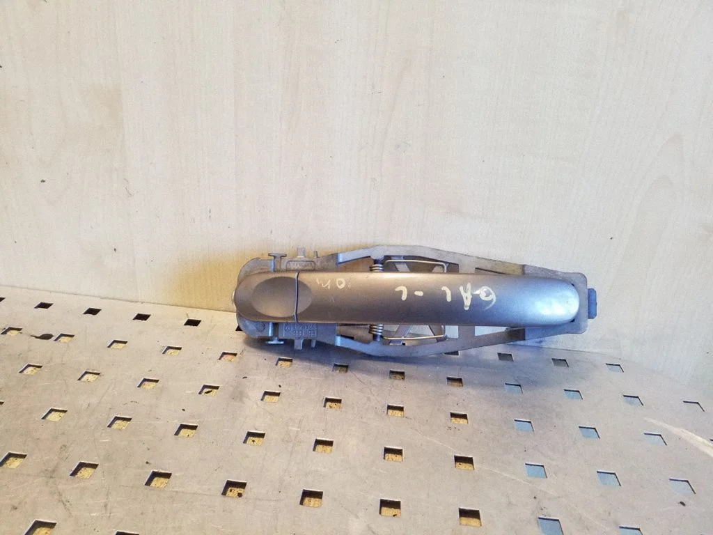Klamka zewnętrzna drzwi tylnych 1T0839885A
