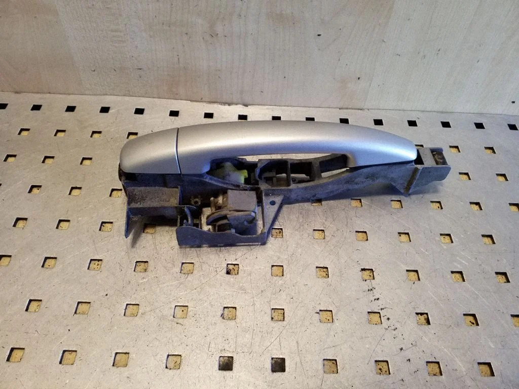 Aizmugurējo durvju ārējais atvēršanas rokturis – kreisā
