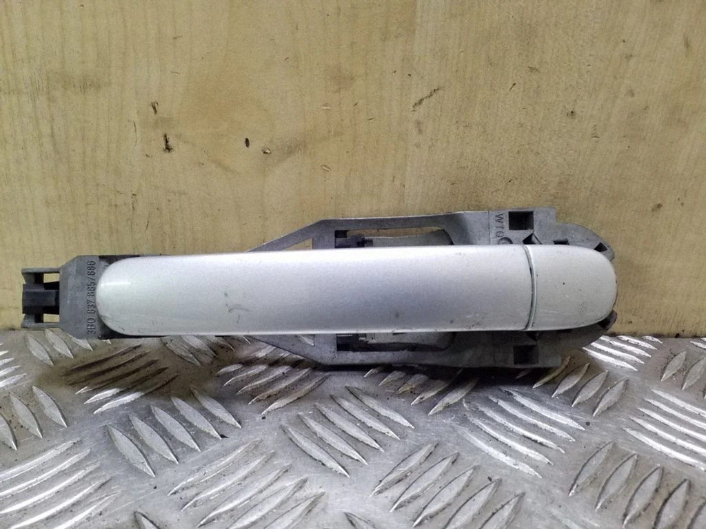 Tagaukse välimine käepide 3B0837885