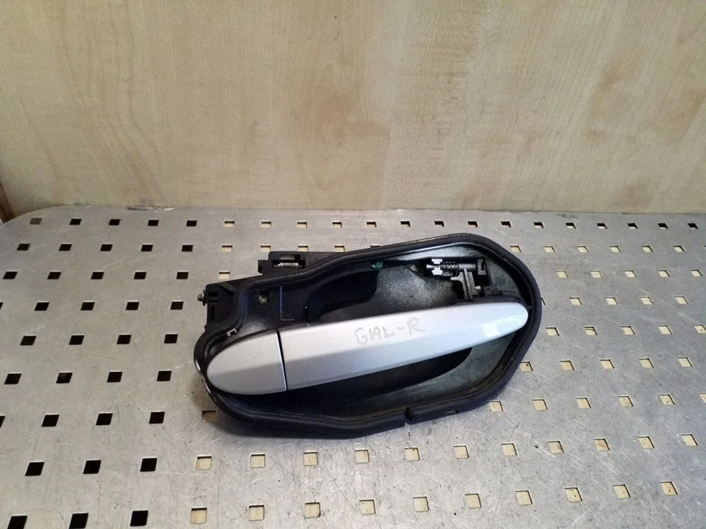 Tagaukse välimine käepide 3330984
