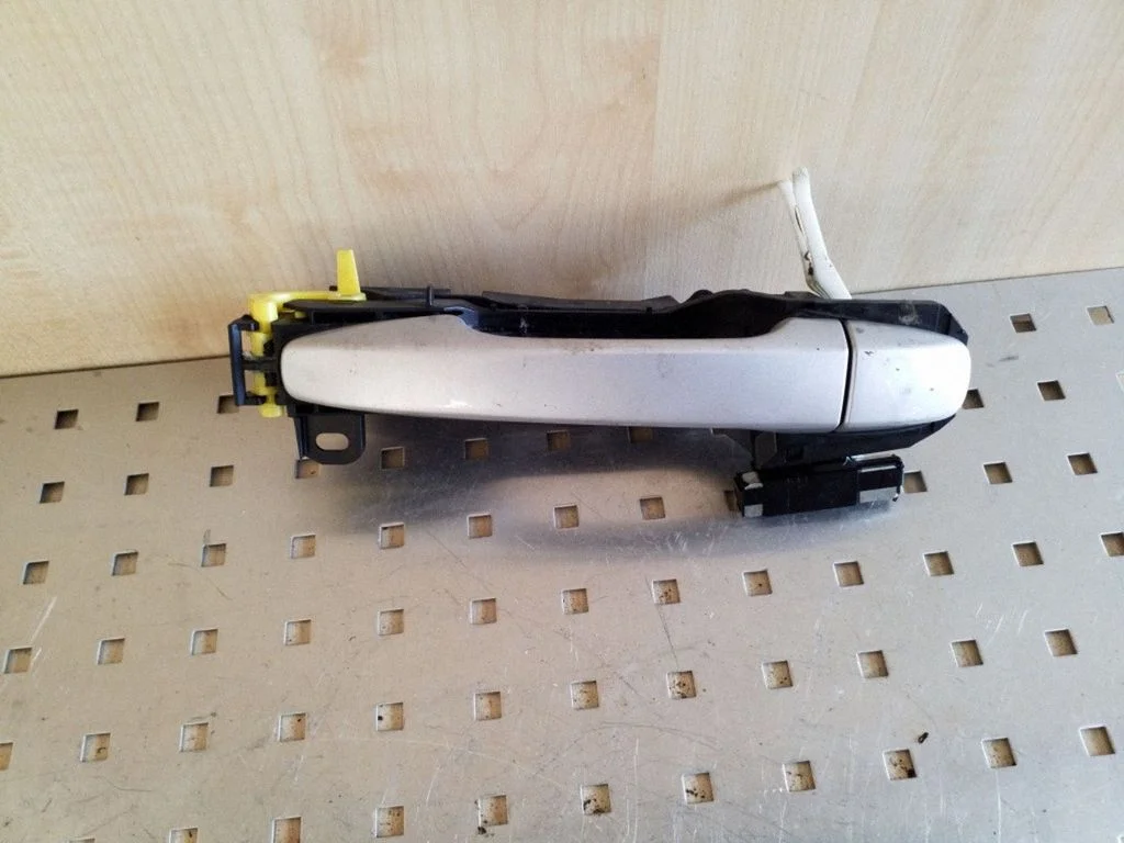 Rear door exterior handle – right