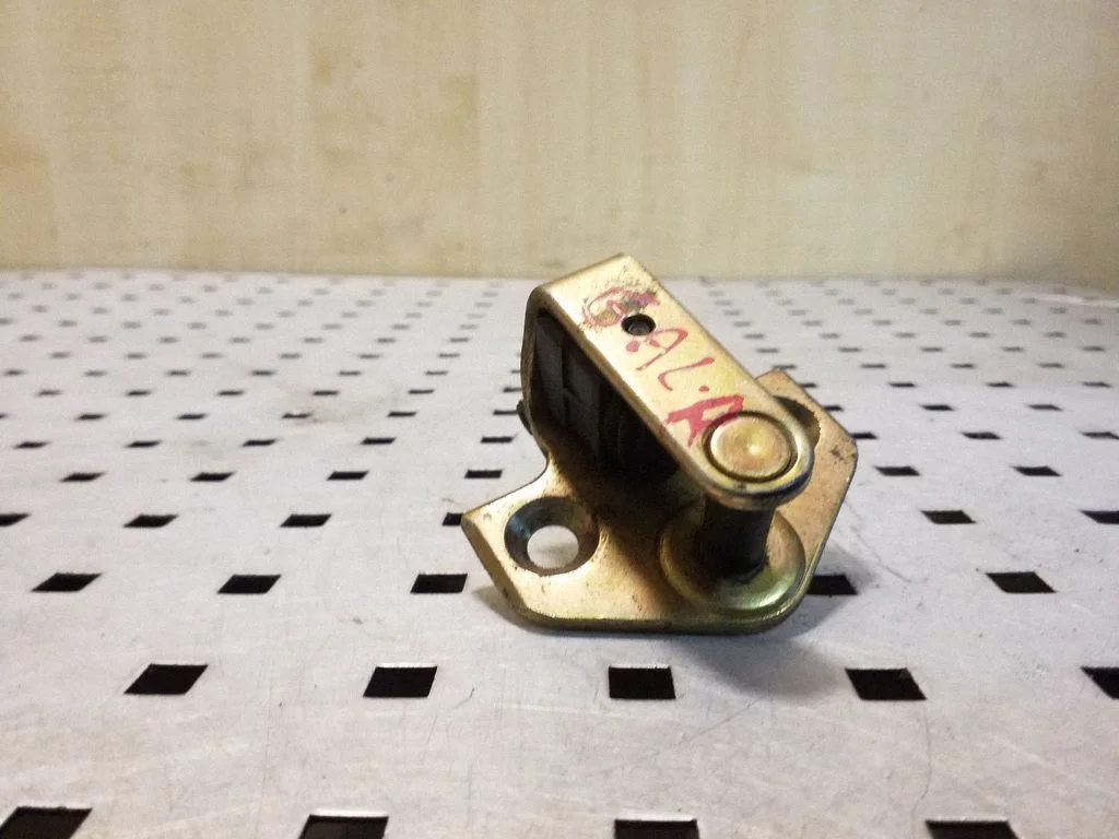 Rear door lock loop/hook striker – Ford Mondeo Mk III (2000-2007)