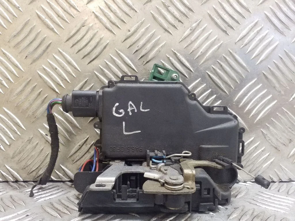 Rear door lock Y3B4839015
