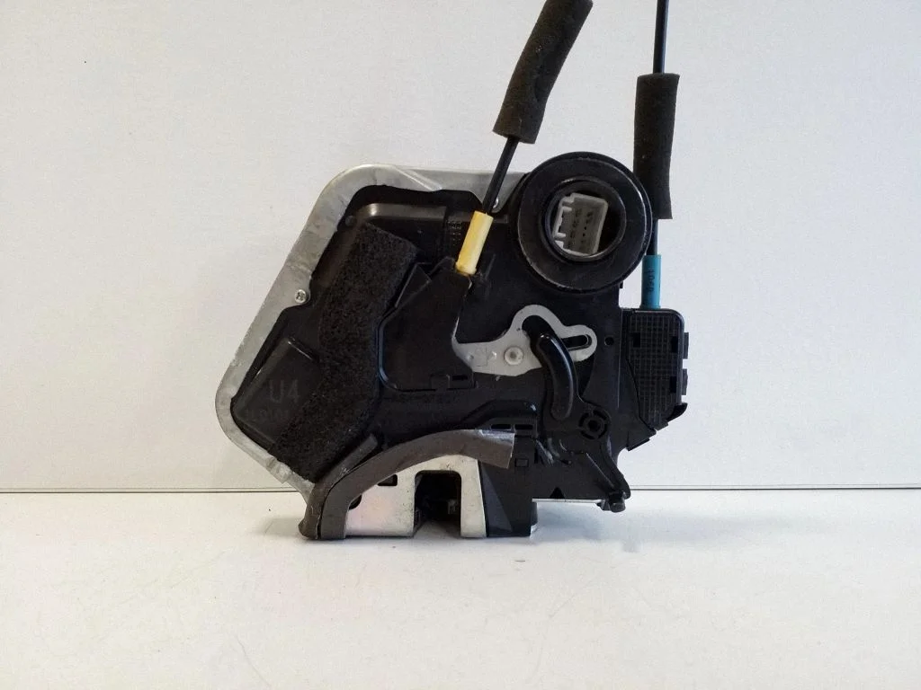 Rear door lock 1L0104