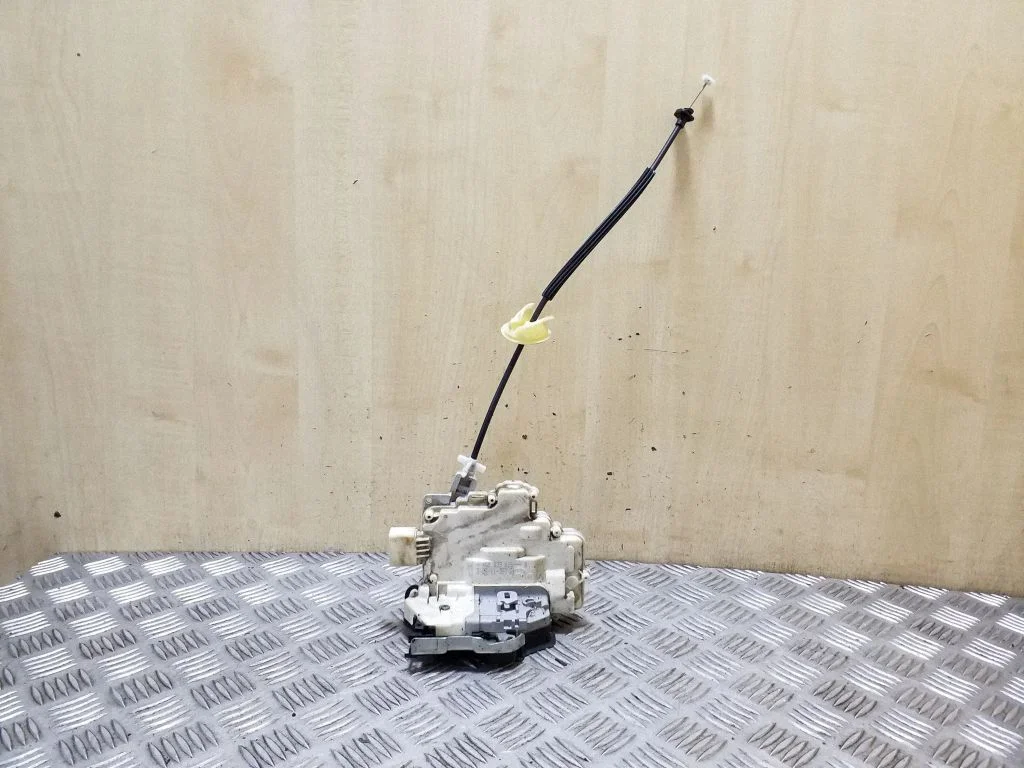 Aizmugurējo durvju slēdzene 4G0839015