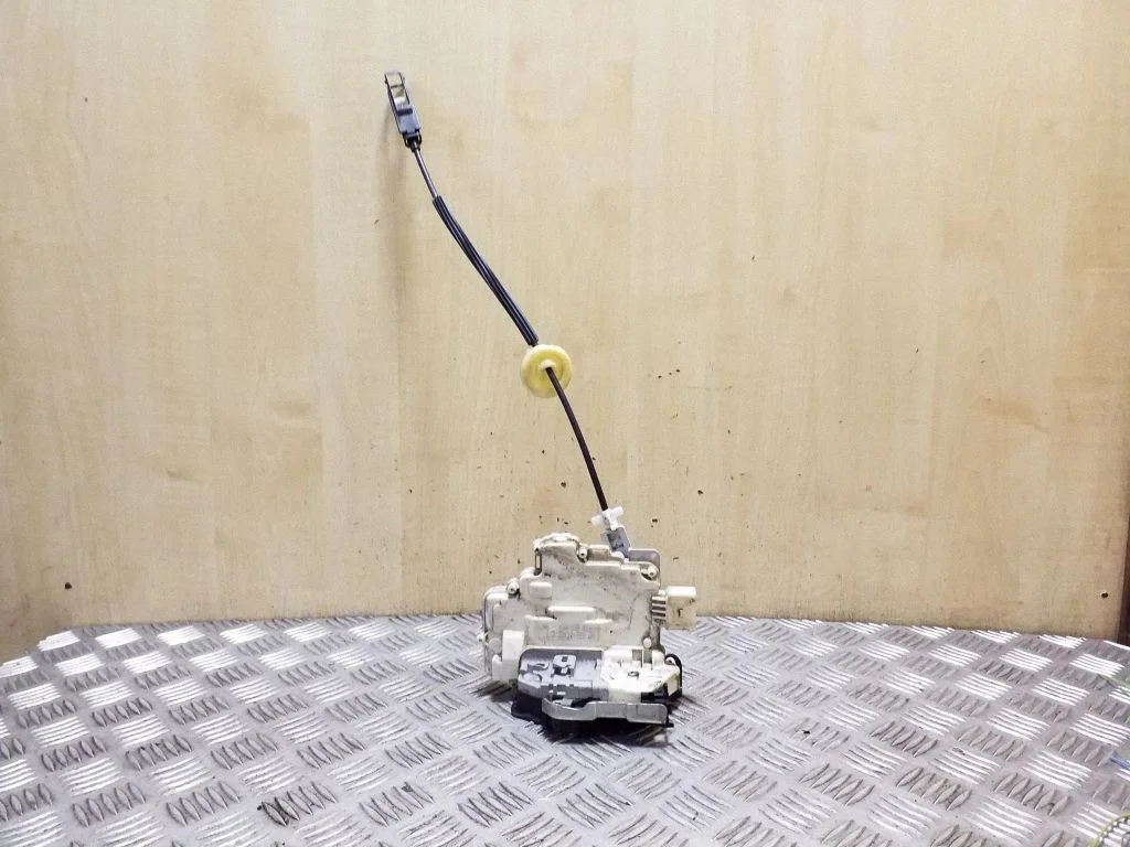 Rear door lock – Volkswagen Touareg II (2010-2018)