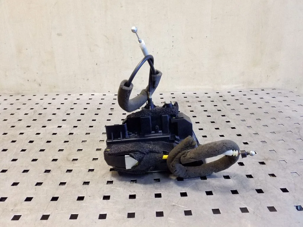 Rear door lock – left