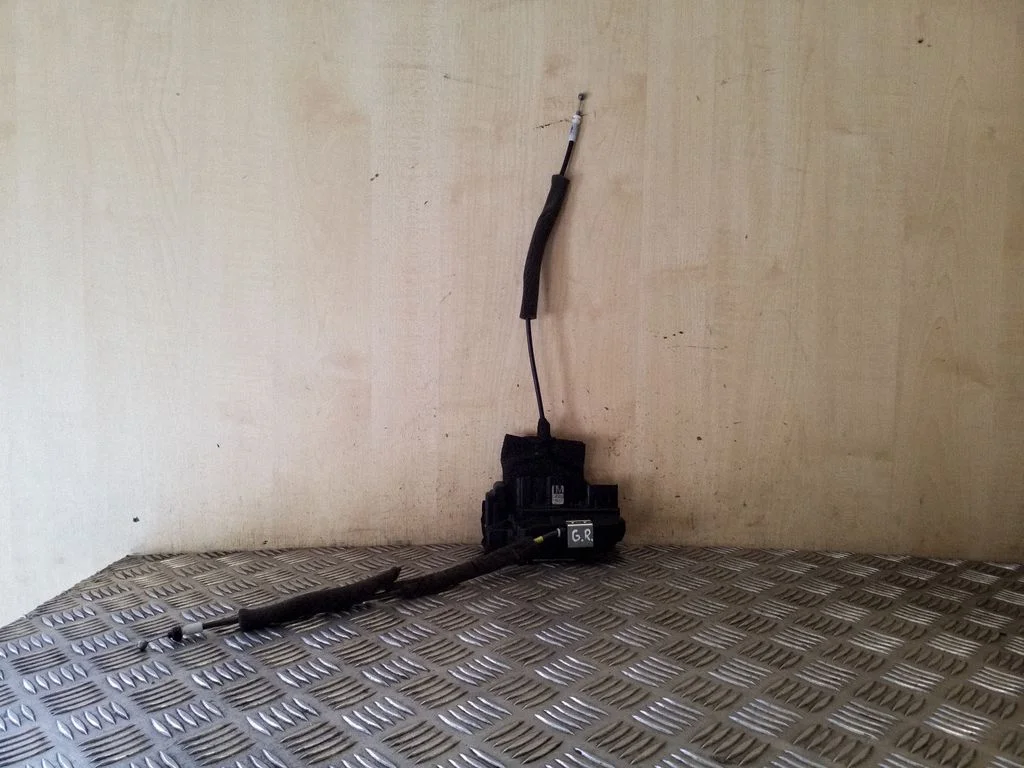 Rear door lock – Nissan Juke I F15 (2010-2018)