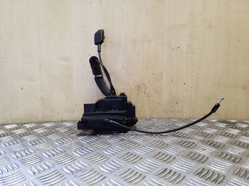Aizmugurējo durvju slēdzene 825030032RA