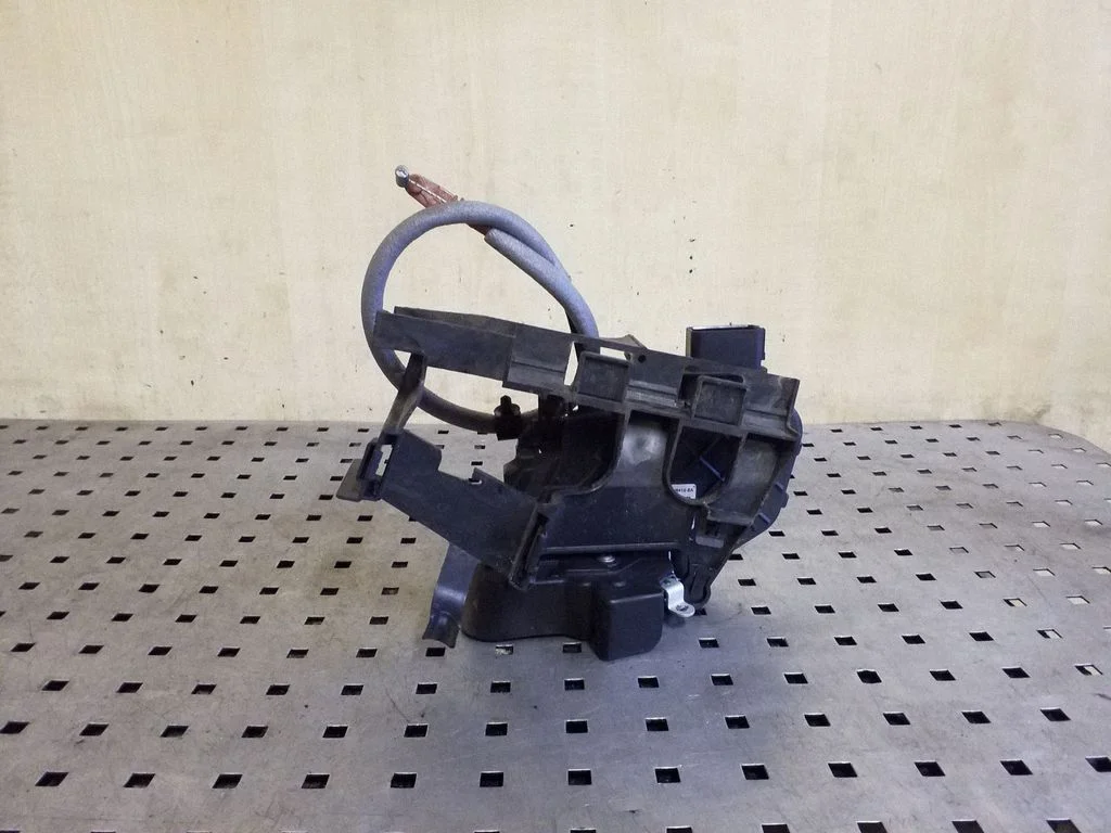 Rear door lock AM2AR26412EA