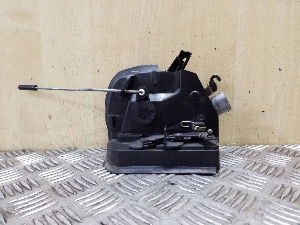 Rear door lock 8402602