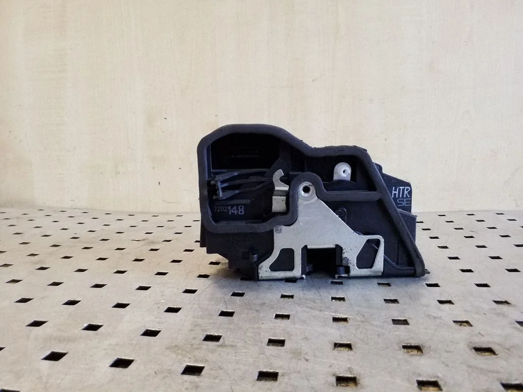 Rear door lock – rear right
