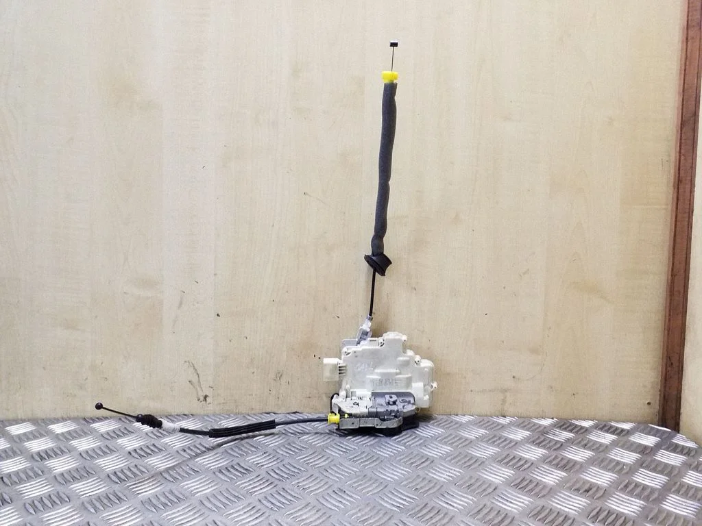 Rear door lock 4G0839015