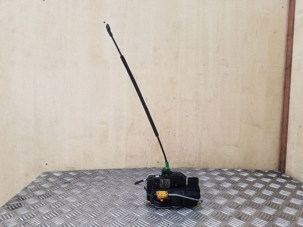 Rear door lock 13579555