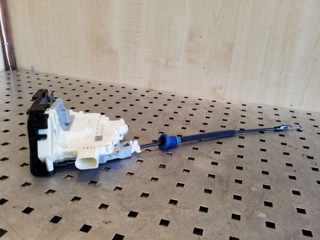 Rear door lock 3C4839016A