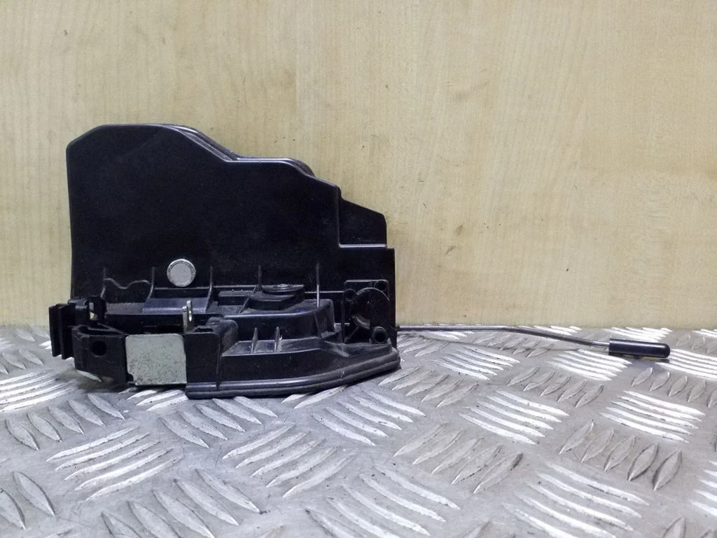 Rear door lock 7202147