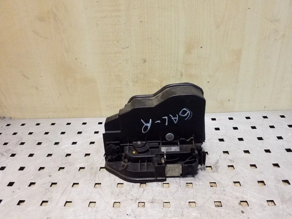 Rear door lock 7167076