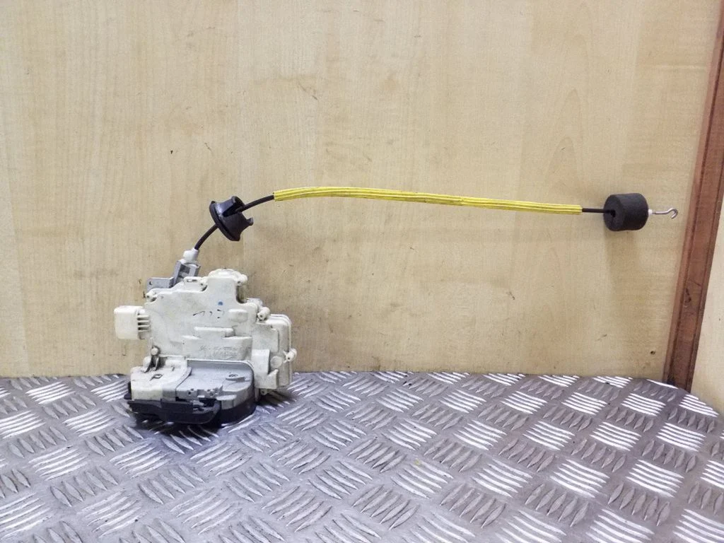 Rear door lock 4F0839015A
