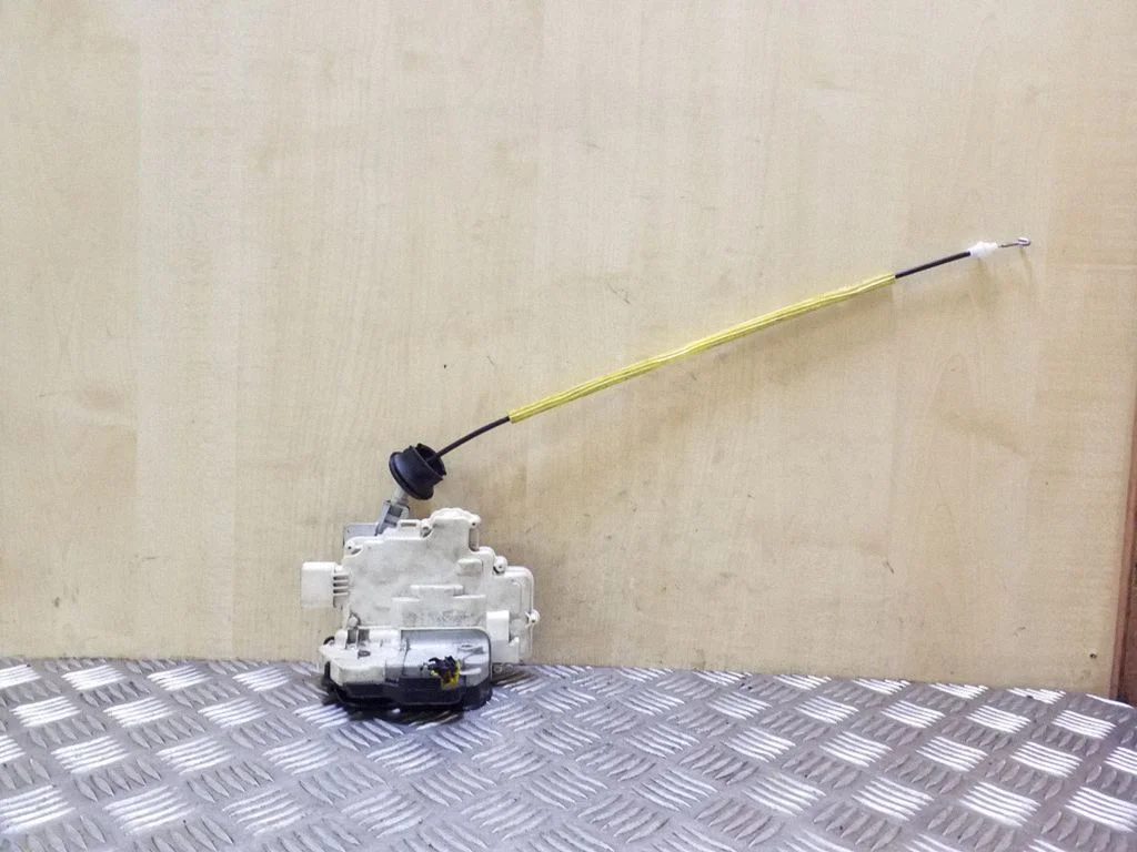 Rear door lock 4F0839015A