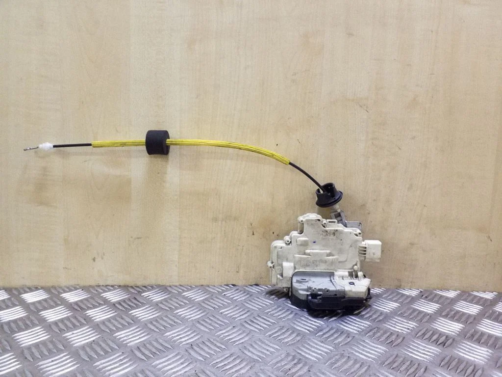 Rear door lock 4F0839016A