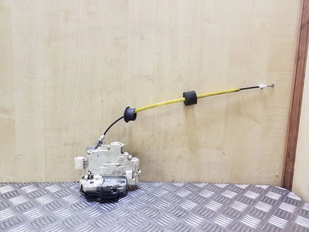 Rear door lock 4F0839015A
