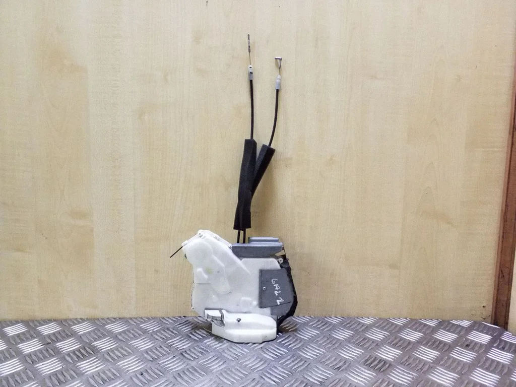 Rear door lock – left
